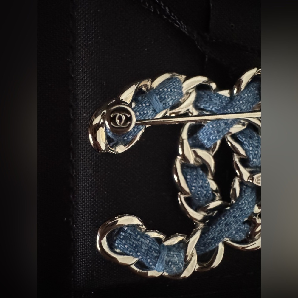 CHANEL Silver and Blue Brooch - Picture 3 of 6